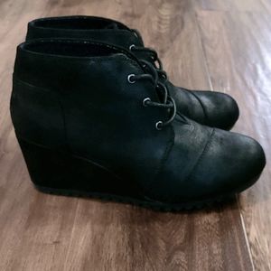 Black wedge shoe